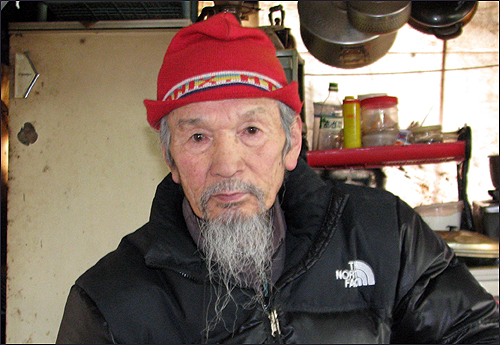 지리산 피아골 대피소 산장지기. 올해 82세인 그는 국립공원 1호 산장지기로 지리산의 큰 어른이다.