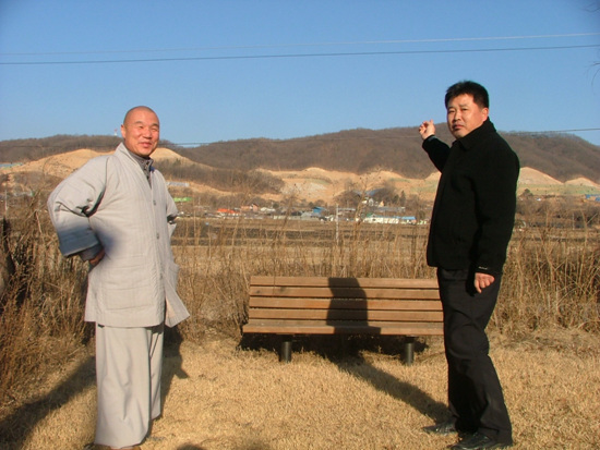  왼쪽이 지강스님, 동평골프장 건립 공사장