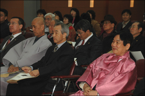  16일 오후 진주시청에서 열린 '연지사 종 반환 국민행동' 창립총회에 참석한 이근배 시인과 김수업.혜일.정원교 공동대표(오른쪽부터)가 나란히 앉아 있다.