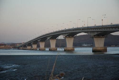 강화대교, 현재 내륙을 연결하는 가장 오래된 다리로 강화도의 48번국도가 시작된다.