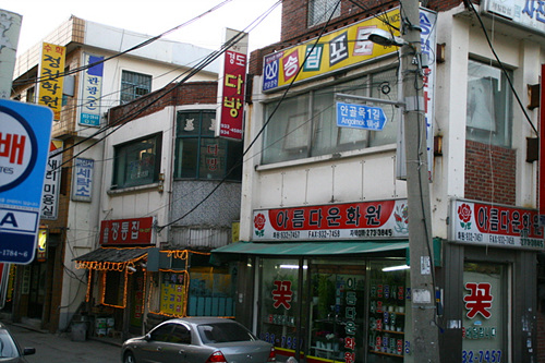 중앙시장 근처 상가모습, 2층은 모두 폐업상태의 상점이었다.