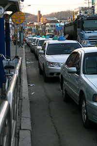 강화군청 앞 택시 정류소 풍경, 택시들은 콜이 올 때까지 대부분 멈춰서 있는다.