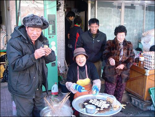 김삼순 씨가 만나는 사람들 맨 왼쪽 사람이 “누나는 풀빵장사 20년이나 했지만 돈은 못벌었어예”라고 말하는 최성국 씨다. 