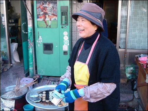 환한 모습의 김삼순 씨 그녀는 시장에서 만나는 누구와도 절친하다. 인심이 후한 까닭이다.