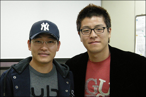  롯데 자이언츠 포수 강민호 선수와 함께 포즈를 취한 김홍석씨(왼쪽)