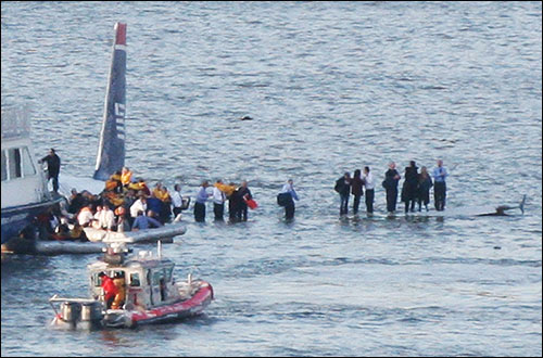 지난 15일 뉴욕의 허드슨 강에 추락한 US 에어웨이 1549 여객기 승객들이 보트에 나눠타고 구조를 기다리고 있다.