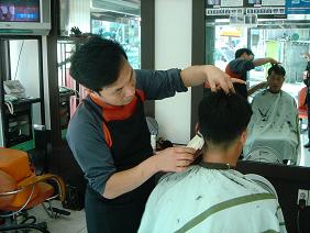 조진규씨는 남자손님의 머리는 처음 바리캉으로 선별적으로 깎는다.