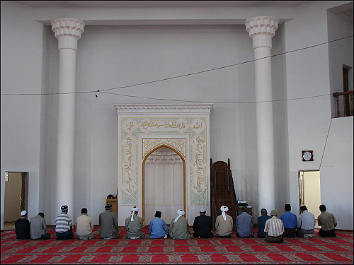 기도하는 무슬림들