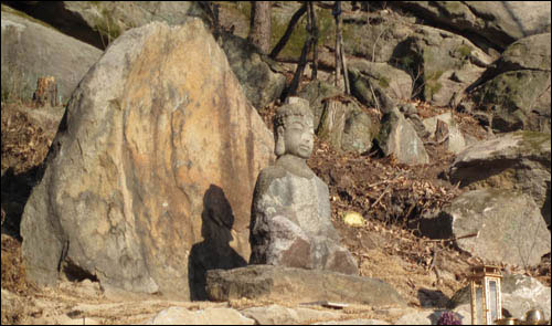 44년간 마을 입구를 지키다 인근 사찰로 자리를 옮긴  평곡리석조여래좌상(平谷里石造如來坐像)