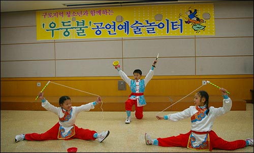 가화초등학교의 실팽이팀이 09겨울우둥불공연예술놀이터의 개막식에서 축하공연을 하고 있다
