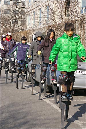 09겨울우둥불에 참여한 아이들이 성공회대 교정에서 장다리를 타고 있는 모습