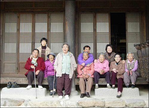 통영.거제지역에 사는 일본군 위안부 피해 할머니 3명이 최근 들어 건강이 나빠 병원에 입원했다. 사진은 일본군위안부할머니와함께하는통영거제시민모임에서 할머니들과 함께 '온천 나들이'를 벌였을 때 사진을 찍었을 때 모습.