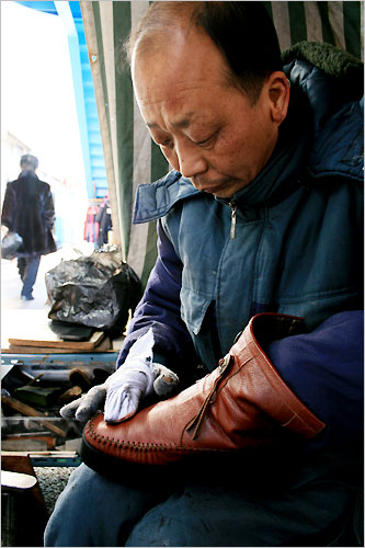 구두수선공 김종삼씨가 정성으로 구두를 닦고 있다.  