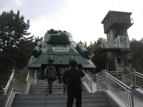 탱크 전시관.