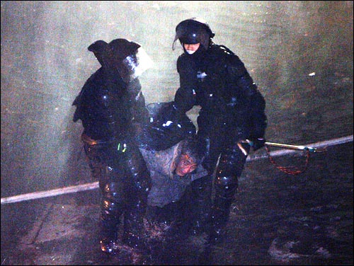 20일 새벽 경찰특공대가 컨테이너 박스로 고공진입한 뒤 농성중이던 철거민을 건물밖으로 끌어내고 있다. 