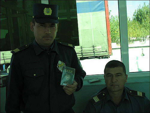 경찰들이 내 여권을 검사한다.
