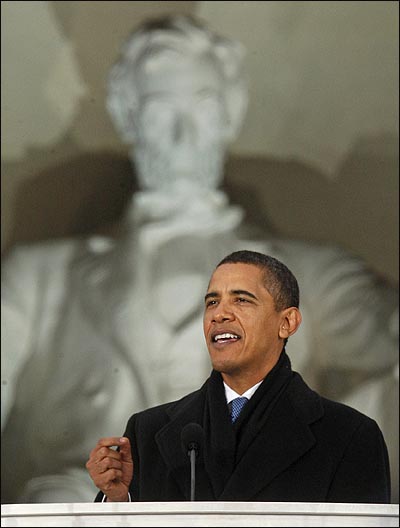 버락 오바마 미국 대통령 당선자가 2009년 1월 18일 워싱턴의 링컨 기념관에서 열린 자신의 대통령 취임 이틀전 축하 음악 콘서트 "우리는 하나"에서 연설하고 있다. 오바마 당선자는 2009년 1월 20일 미국의 제 44대 대통령에 공식 취임했다.