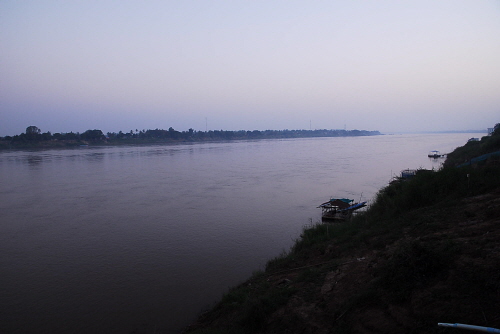 농카이 주변에서 본 메콩강의 새벽풍경