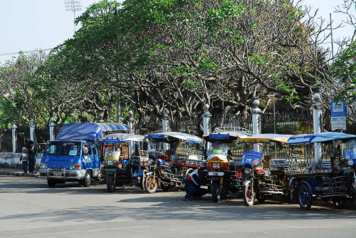 라오스의 주요 교통수단인 트럭 및 툭툭이의 모습