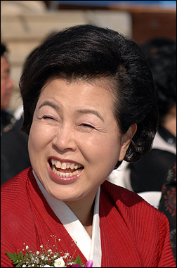 대통령부인 김윤옥여사는 2008년 9월 5일 “이름은 그 사람의 인격이라 들었는데, 대통령은 ‘밝을 명(明)’에 ‘넓을 박(博)’자로 널리 밝게 만드는 사람이고 꼭 그리 해낼 것”이라고 말했다고 한다. 
