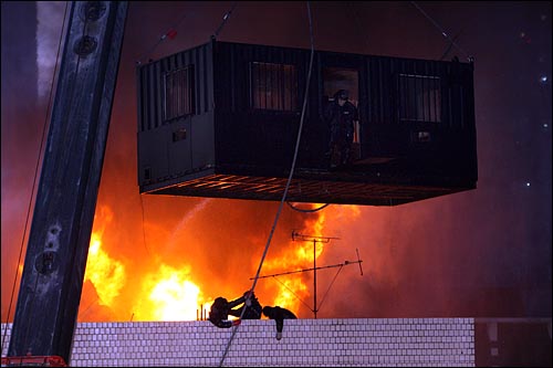 지난 2009년 1월 20일 새벽 경찰특공대가 서울 용산구 한강로 2가 재개발지역내 5층 건물 옥상에서 농성중인 철거민들을 강제진압하는 과정에서, 철거민들이 들어가 저항하고 있는 가건물이 불길에 휩싸여 무너지고 있다.
