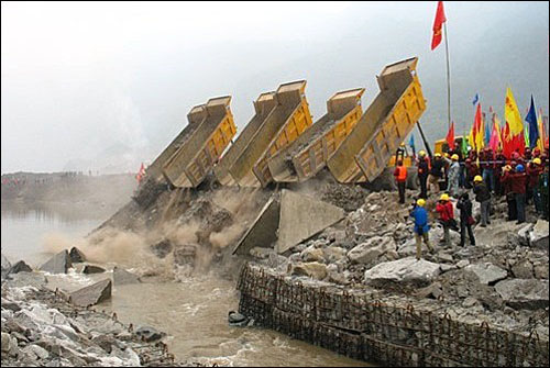 지난 12월 말 양쯔강 상류인 진사강을 막는 샹자바댐 물막이 공사가 거행됐다.