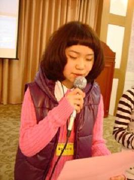 창녕초등학교 6학년 윤은채 어린이가 조별 체험 활동 사례를 발표하고 있다.