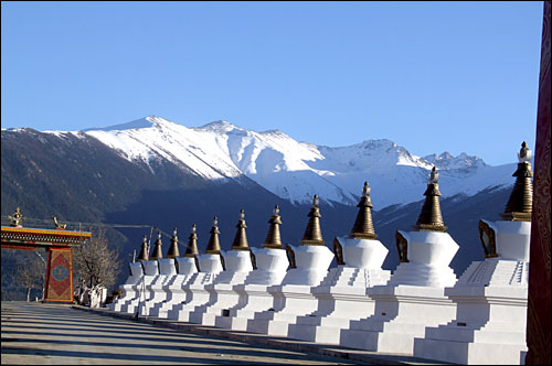  차마고도 길가에  있는 티베트의 전통탑 '스투바'와 백망설산의 모습