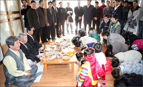  합동세배. 지금은 흔히 볼 수 없는 풍경이지만 전통이 살아있는 남도의 농촌에선 심심치 않게 볼 수 있는 미풍양속이다.