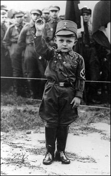 1934년 독일 청소년의 날에 포츠담에서 찍은 이 사진에서 나치 돌격대(SA) 제복을 입은 한 아이가 손을 들어 나치식 경례를 하고 있다.