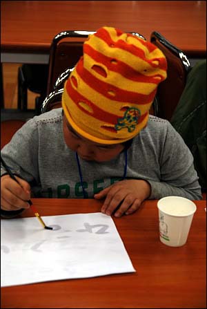비밀 편지를 열심히 쓰고 있는 이민준(9) 어린이.
