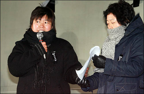 23일 저녁 서울역광장에서 열린 '용산 철거민 살인 진압 범국민 추모대회'에 함께한 고 이성수씨의 부인 권명숙씨가 무대에 올라 억울함을 호소하고 있다.
