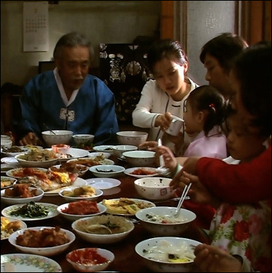 설엔 오랜만에 대가족이 모여 함께 밥을 먹고 인사를 드린다. 사진은 영화 <설>(2008)