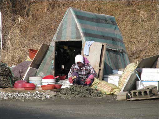 움막? 창고? 까고 남은 굴, 바지락을 저장해 두는 곳, 갑자기 내리는 눈, 비를 피할 수 있는 공간이기도 하다.
