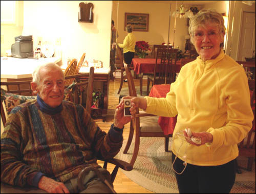 75살 부인 팻에게 '아이팟'을 선물한 94살 블레인.