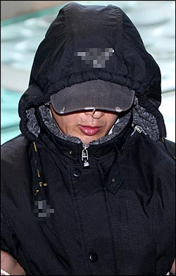 25일 오전 군포 여대생 살해 용의자 강모씨가 경찰에 연행돼 경기도 안산 상록경찰서로 들어서고 있다.