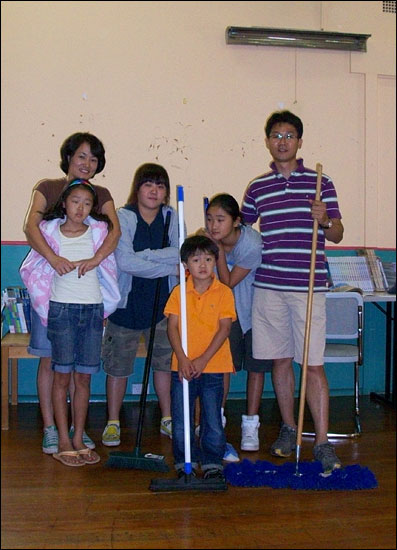 문근영씨 외삼촌 가족과 동생 지영도 1일 청소 봉사 활동에 나섰다.