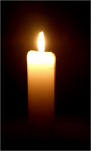 허허벌판에 달랑 놓인 컨테이너에 촛불하나 켜놓고 몸을 의지하고 있습니다. 어둠속에서 촛불이 자꾸만 흔들립니다. 