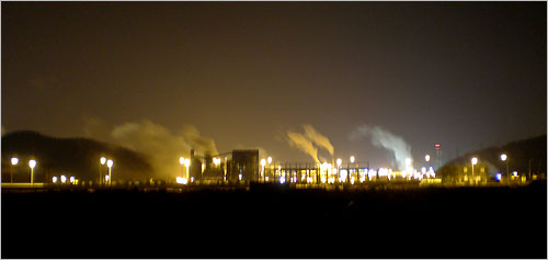 여수 산업단지의 불빛 속에서 수증기가 구름인양 피어오릅니다. 