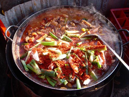 25년 동안 창녕장에서 수구레국밥을 팔고 있다는 이상선 할매 국밥집은 때 이른 시간인데도 앉을 자리가 없다. 인심이 후하기 때문이란다.