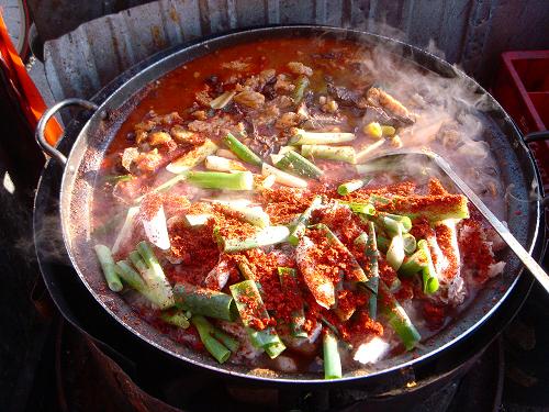 수구레국밥은 수구레와 선지를 숭덩숭덩 잘라 가마솥에 넣고, 야채와 양념장은 눈짐작으로 팍팍 넣는다.
