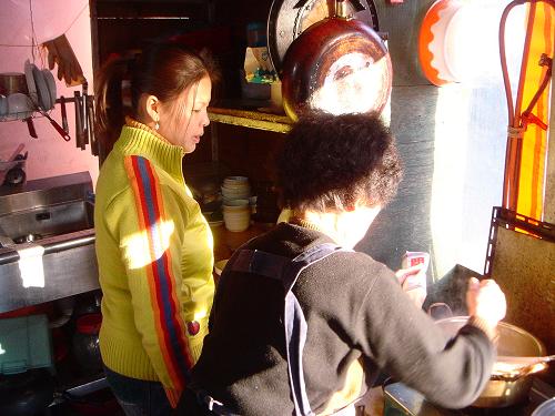 이상선 할머니와 며느리 호앙티항씨가 구수레국밥을 긇이고 있다.