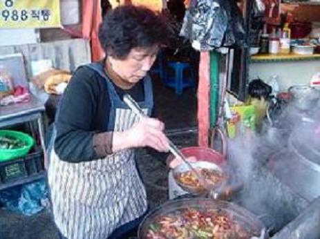 이상선 할머니는 올해 25년째 수구레국밥집을 열고 있다. 근데 수구레국밥의 비법은 정성들이는 토렴에 있다고 한다.