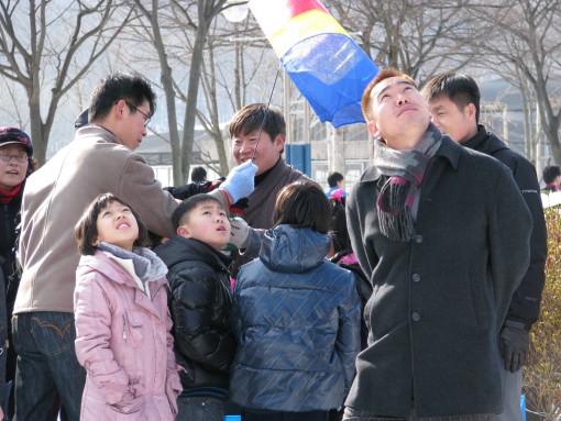 신기한 듯 많은 시민들이 연줄을 잡아 보고 있다.
