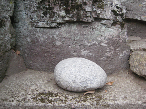 소원을 비는 돌이 놓여 있다.