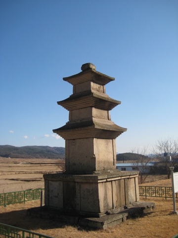 황복사지 삼층석탑 국보 제37호 경주 구황리 삼층석탑이다. 이 주변 일대가 바로 황복사지라 전한다.