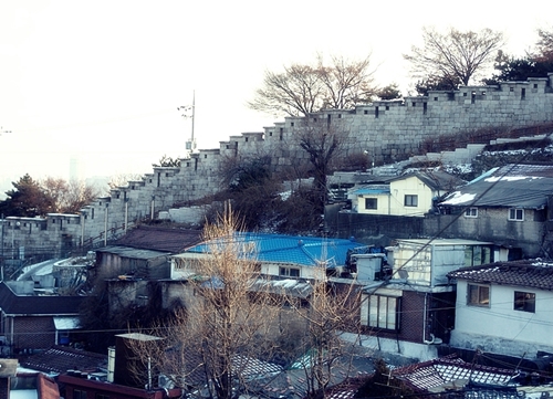  동네를 병풍처럼 둘러싼 성곽은 저녁나절에 보면 불빛과 어우러져 멋있게 변신합니다.