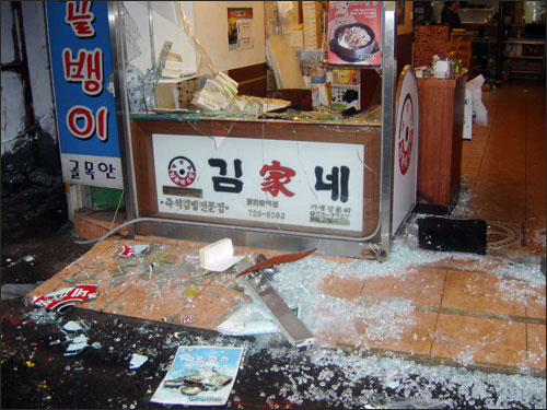 용역업체 직원들에 의해 파손된 광화문 신문로2가 식당의 모습.