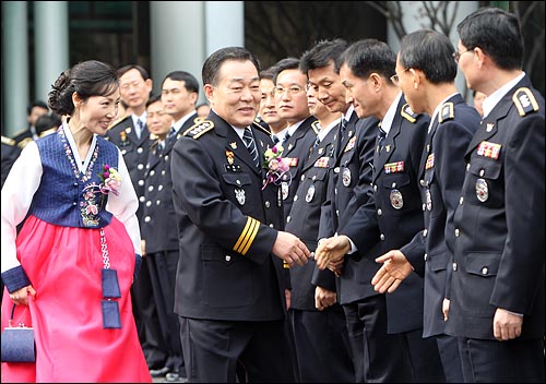 어청수 경찰청장이 경찰간부들과 악수하며 경찰청을 나서고 있다.