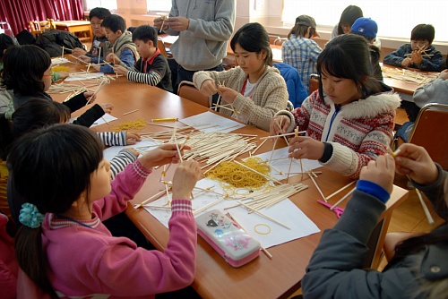 '달걀 구출하기' 시간에 구조물을 만드는 충화초등학교 학생들.